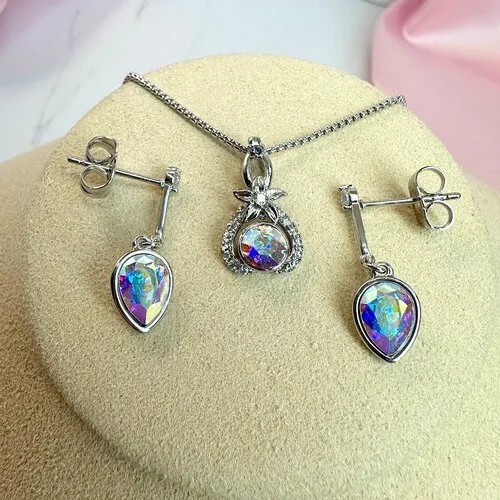 Комплект бижутерии XUPING JEWELRY Набор Xuping: подвеска и серьги с голографическими кристаллами Сваровски: подвеска, цепь, серьги, кристаллы Swarovski, циркон, размер колье/цепочки 45 см, серебряный