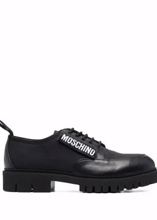 Moschino туфли на шнуровке с нашивкой-логотипом