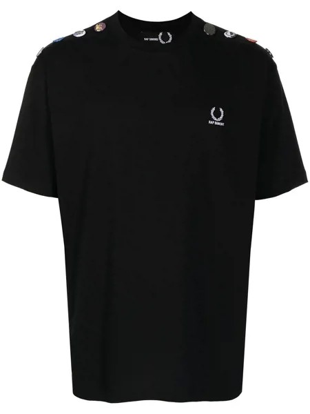 Raf Simons X Fred Perry футболка со значками на плече