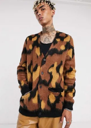 Пушистый вязаный кардиган с леопардовым принтом ASOS DESIGN-Коричневый