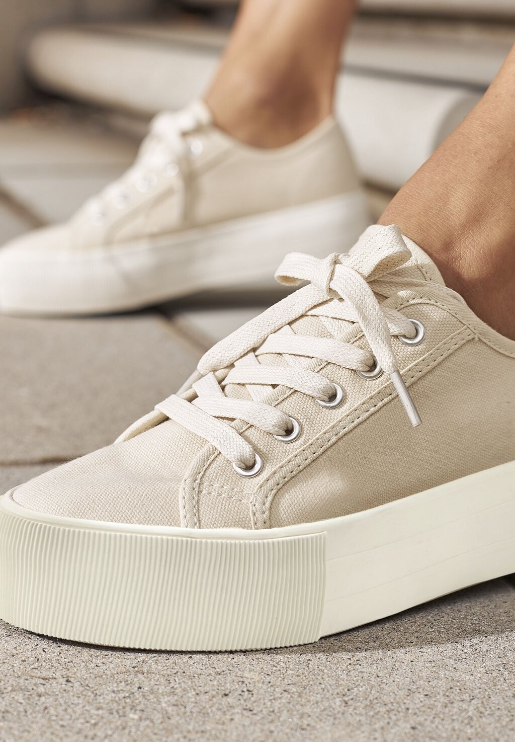 Низкие кеды LASCANA, цвет beige