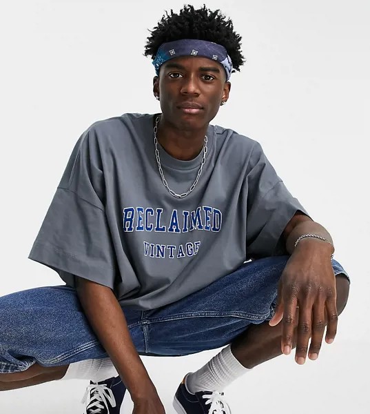 Oversized-футболка угольного цвета с принтом в университетском стиле Reclaimed Vintage Inspired-Серый