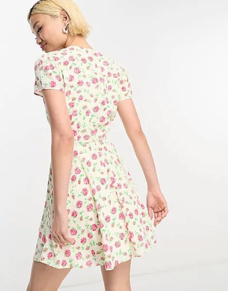 Гламурное платье с v-образным вырезом и завязкой на талии с цветочным принтом из бутонов роз