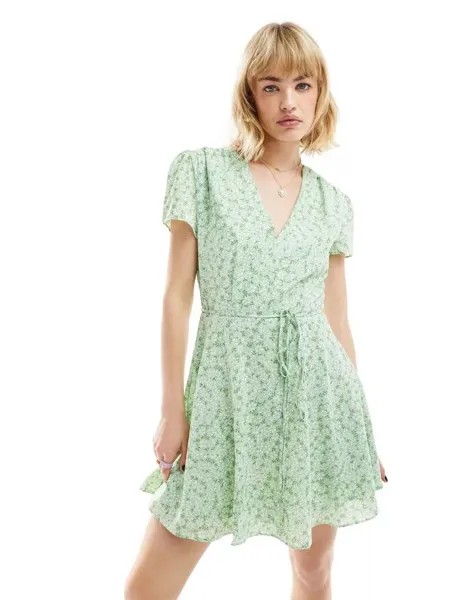 Гламурное повседневное мини-платье зеленого цвета с короткими рукавами и принтом ромашек, V-образным вырезом и завязкой на талии Glamorous