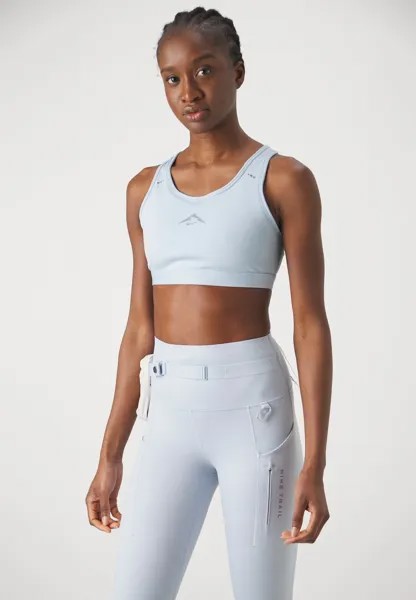 Спортивный бюстгальтер с легкой поддержкой BRA TRAIL Nike, цвет light armory blue/ashen slate