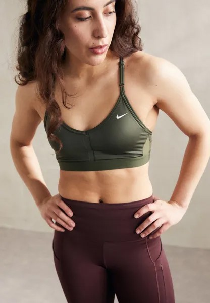 Спортивный бюстгальтер с легкой поддержкой INDY V NECK BRA Nike, цвет cargo khaki/medium olive/white