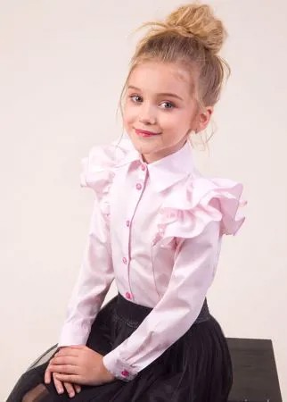 Блузка розового цвета с двойным воланом на рукаве 