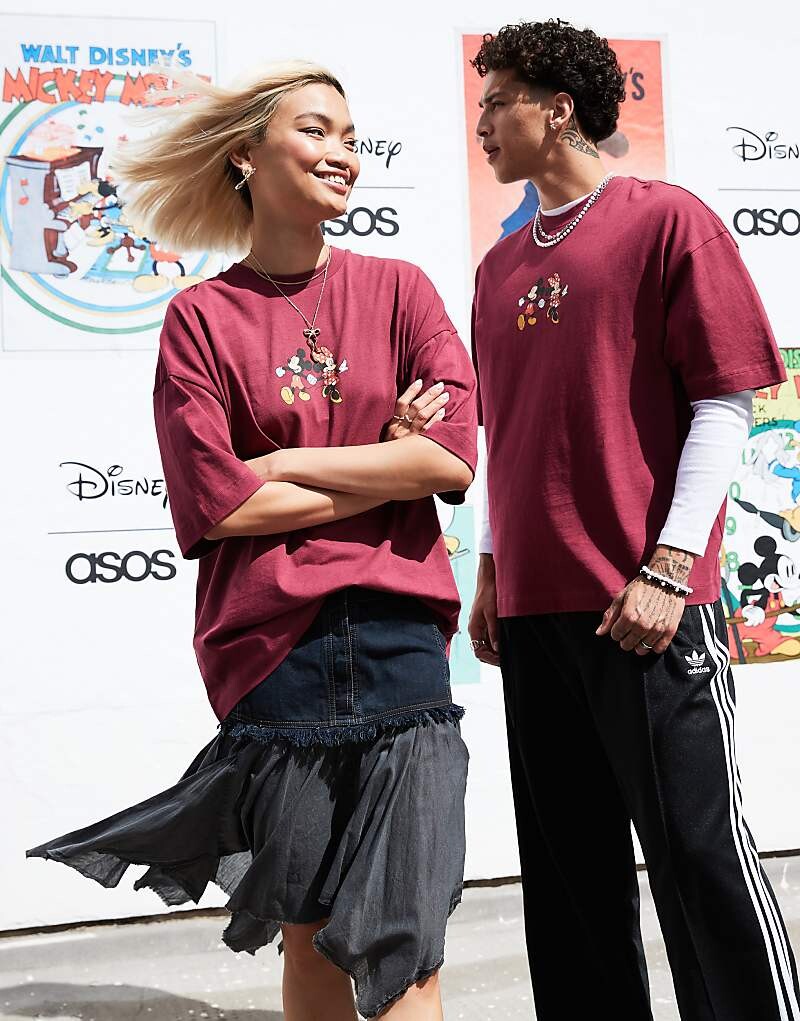 Бордовая оверсайз-футболка унисекс с принтом Микки Маус и Минни Маус ASOS DESIGN Disney Disney