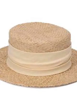 Шляпа-канотье жёсткой формы с цилиндрической тульей и прямыми полями. Аксессуар выполнен из плетеной соломы и украшен широкой атласной лентой.