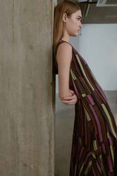 Атласное платье миди премиум-класса с блочным принтом и оборкой Warehouse, мультиколор
