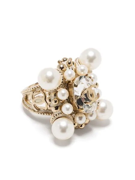 Chanel Pre-Owned кольцо с искусственным жемчугом и логотипом CC
