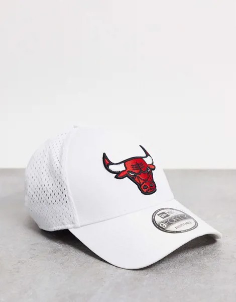 Белая кепка с логотипом команды 