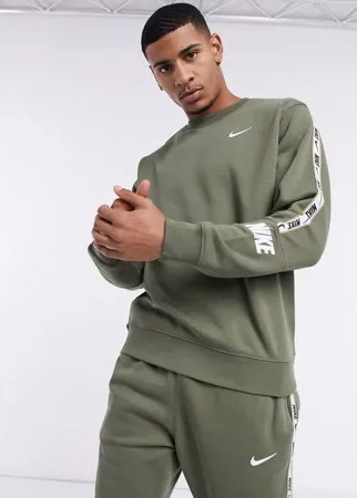 Свитшот цвета хаки с круглым вырезом и фирменной лентой Nike Repeat-Зеленый