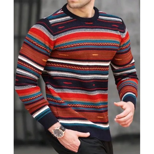 Мужской вязаный свитер в винтажную красочную полоску на открытом воздухе
