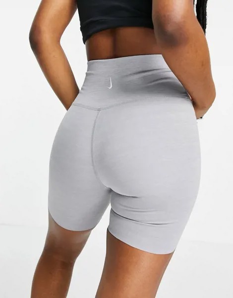 Серые шорты Nike Yoga Luxe-Серый