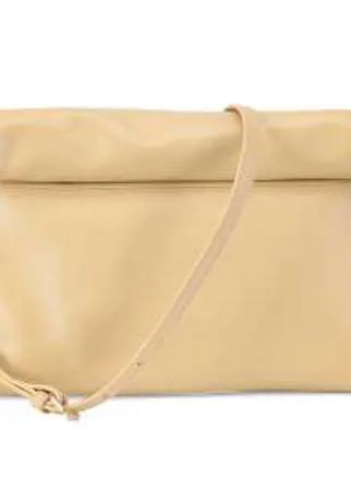 Небольшая сумка-конверт, которая станет незаменимым аксессуаром в вашем гардеробе. Модель премиальной линии ALLA PUGACHOVA выполнена из натуральной кожи светло-желтого цвета. Главная особенность аксессуара - мягкая форма и основное отделение с отворотом. В комплект входит длинный плечевой ремень. Такая сумка подойдет как для повседневных образов в стиле casual, так и для вечерних выходов.