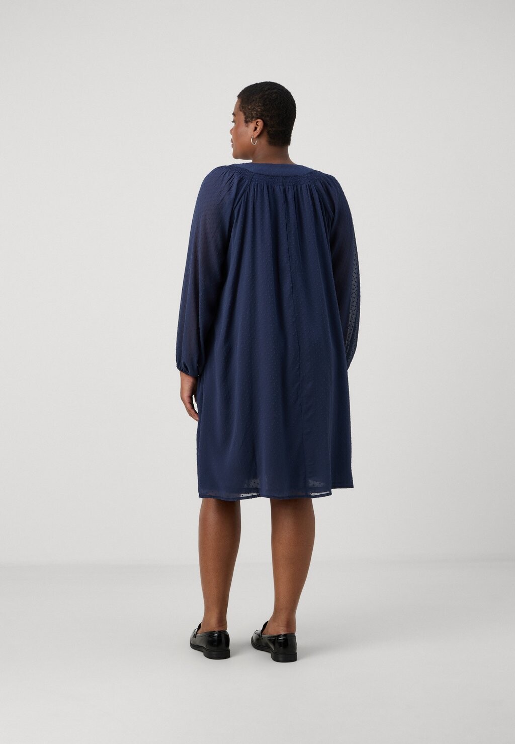 Повседневное платье CARANINE LIFE V NECK KNEE DRESS ONLY Carmakoma, светло-голубой