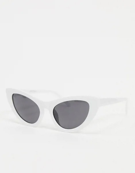 Белые солнцезащитные очки в оправе 