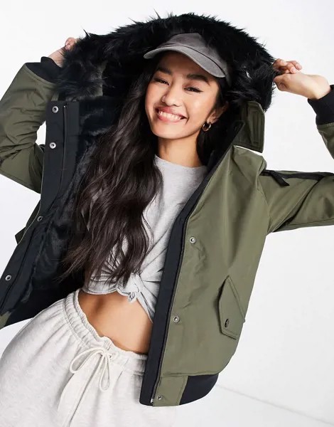 Укороченная куртка-парка цвета хаки с искусственным мехом на капюшоне Hollister-Зеленый цвет