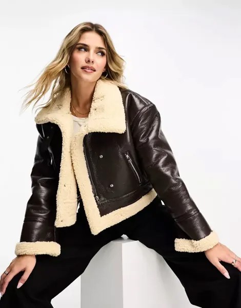 Темно-коричневая укороченная куртка-пилот Pull&Bear с отделкой из искусственного меха