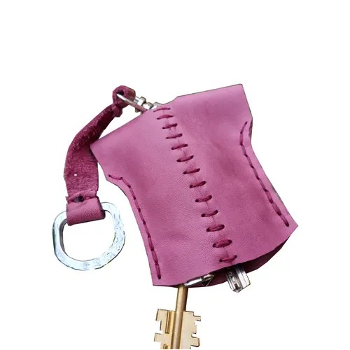 Ключница SKINNER кожаная / ручная работа / дизайнерская с карабином в форме майки розовая