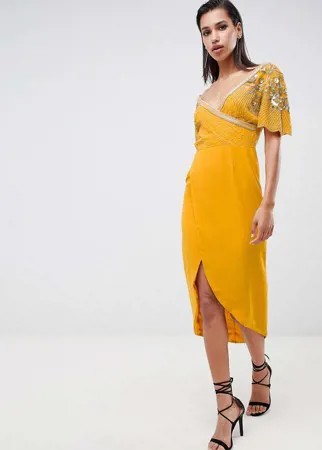 Платье миди горчичного цвета с запахом и отделкой Virgos Lounge julisa-Желтый