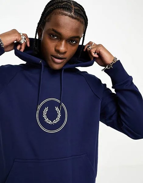 Темно-синяя худи унисекс с фирменным логотипом Fred Perry