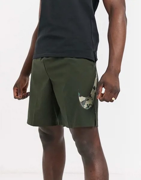Шорты цвета хаки с логотипом-галочкой с камуфляжным принтом Nike Training-Зеленый цвет