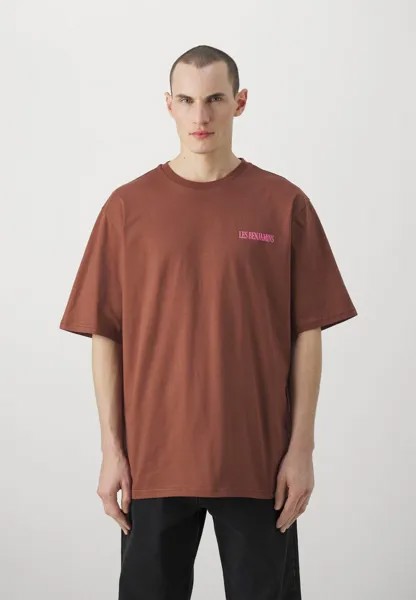 Футболка с принтом OVERSIZED TEE UNISEX Les Benjamins, коричневый