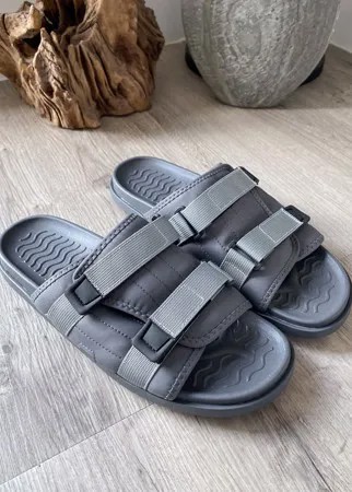 Серые домашние шлепанцы с внутренней отделкой из искусственного меха черного цвета ASOS DESIGN-Серый