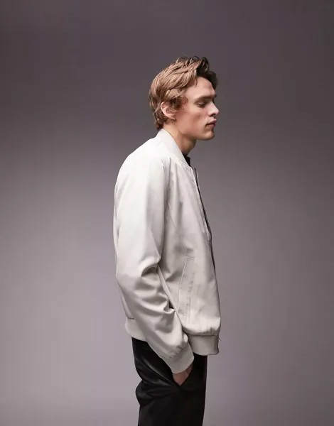 Легкий бомбер классического кроя Topman