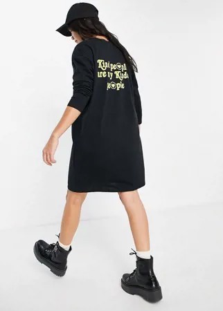 Черное платье-футболка в стиле oversized с длинными рукавами и желтой надписью 