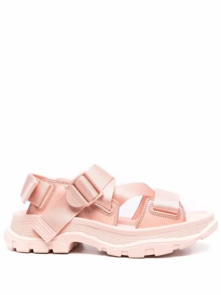 Alexander McQueen сандалии на массивной подошве, розовый