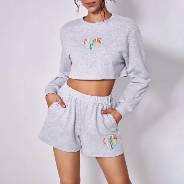Короткий пуловер с текстовым принтом и спортивные шорты
