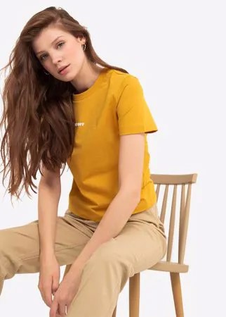 Горчичная футболка с объёмным принтом Gloria Jeans