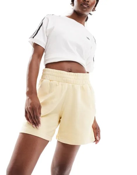 Бледно-желтые шорты из джерси adidas Essentials