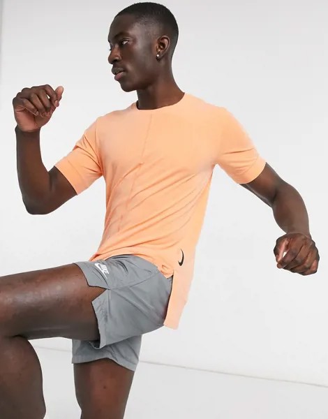 Оранжевая отводящая пот футболка Nike Yoga-Оранжевый
