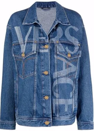Versace джинсовая куртка с логотипом и узором Greca