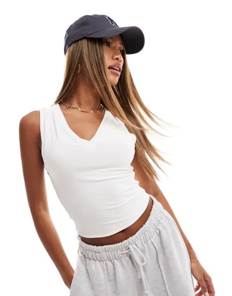 ASOS DESIGN — Короткая спортивная майка-боксер белого цвета с V-образным вырезом