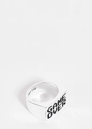 Серебристое кольцо-печатка с надписью 