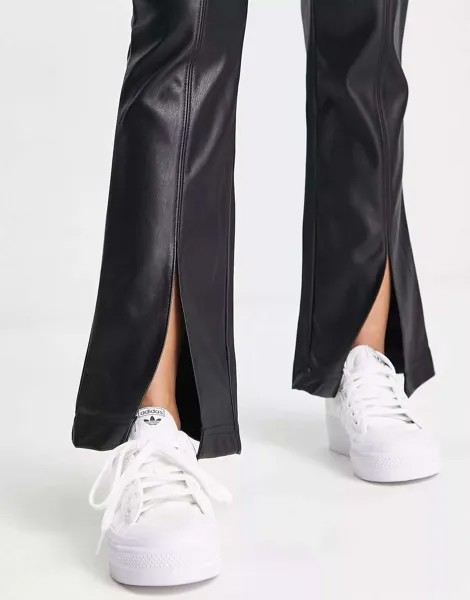 Черные узкие брюки из искусственной кожи с разрезом спереди New Look