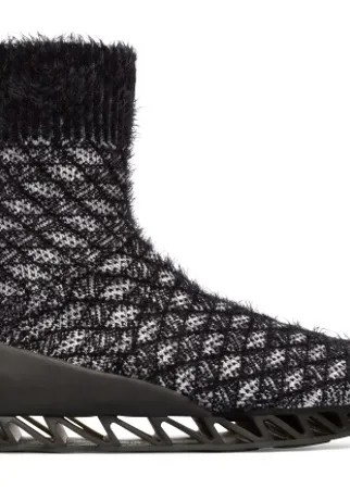 Designer Bernhard Willhelm celebrates the ten-year anniversary of Himalayan by revisiting his original collaboration. Featuring unique zigzag soles crafted from TPU for extra grip, these men’s mid boots have uppers inspired by soccer socks and are produced with a special yarn inspired by Japanese textiles. The unique material offers the ideal climate for your feet and is complemented by memory foam OrthoLite® insoles.