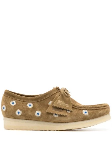 Clarks топсайдеры Wallabee с цветочной вышивкой, коричневый