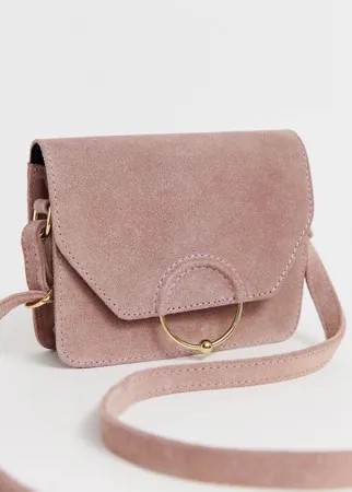 Замшевая сумка через плечо c кольцом и шариком ASOS DESIGN-Розовый
