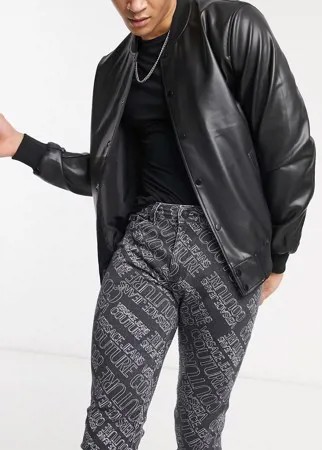 Черные зауженные джинсы со сплошным принтом логотипа Versace Jeans Couture-Черный цвет