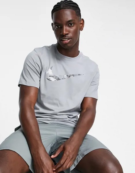 Светло-серая футболка с камуфляжным принтом и логотипом-галочкой Nike Training-Серый