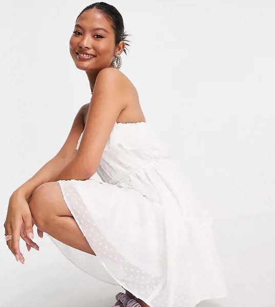 Приталенное платье-бандо мини из ткани добби цвета слоновой кости с поясом и оборками ASOS DESIGN Petite-Белый