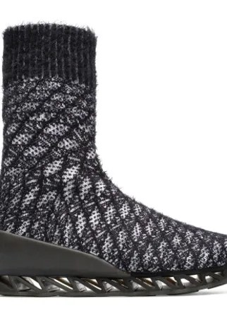 Designer Bernhard Willhelm celebrates the ten-year anniversary of Himalayan by revisiting his original collaboration. Featuring unique zigzag soles crafted from TPU for extra grip, these mid sock boots have uppers inspired by soccer socks and are produced with a special yarn inspired by Japanese textiles. The unique material offers the ideal climate for your feet and is complemented by memory foam OrthoLite® insoles.