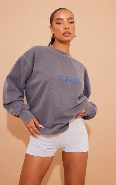 PrettyLittleThing Стираный темно-серый свитшот с вышивкой Венеция