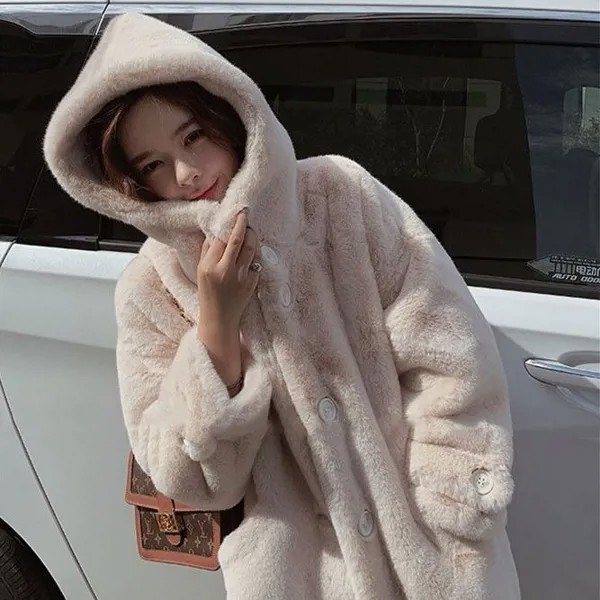 Капюшон утолщенный имитация новое зимнее пальто Женская мода Средняя длинная одежда Корейская версия